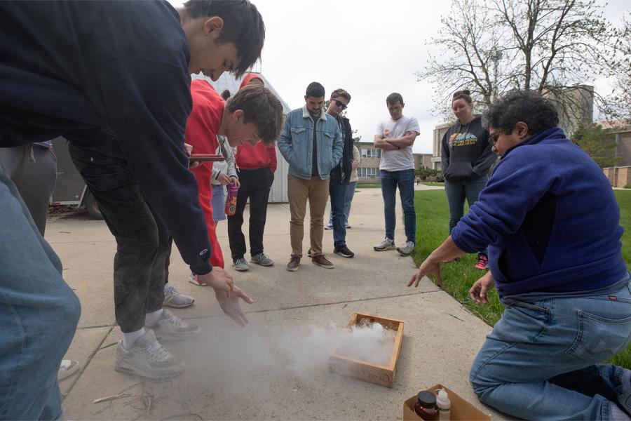当烟雾从一个盒子升起时，一位教员正在演示火山活动.