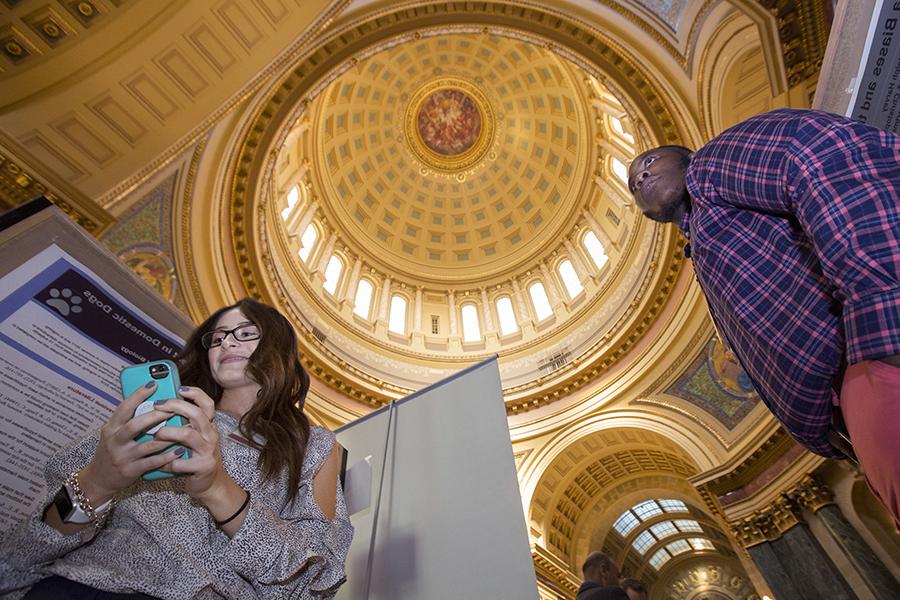 两名学生站在威斯康星州议会大厦的圆形大厅里.