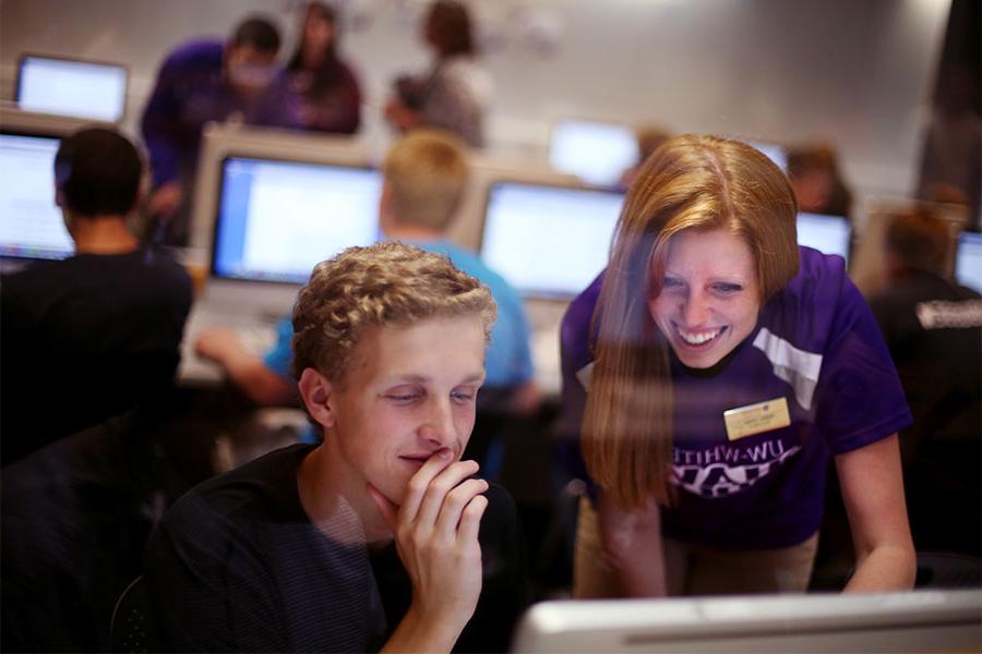  在欧洲杯投注的校园里，学生们一起在电脑上工作.