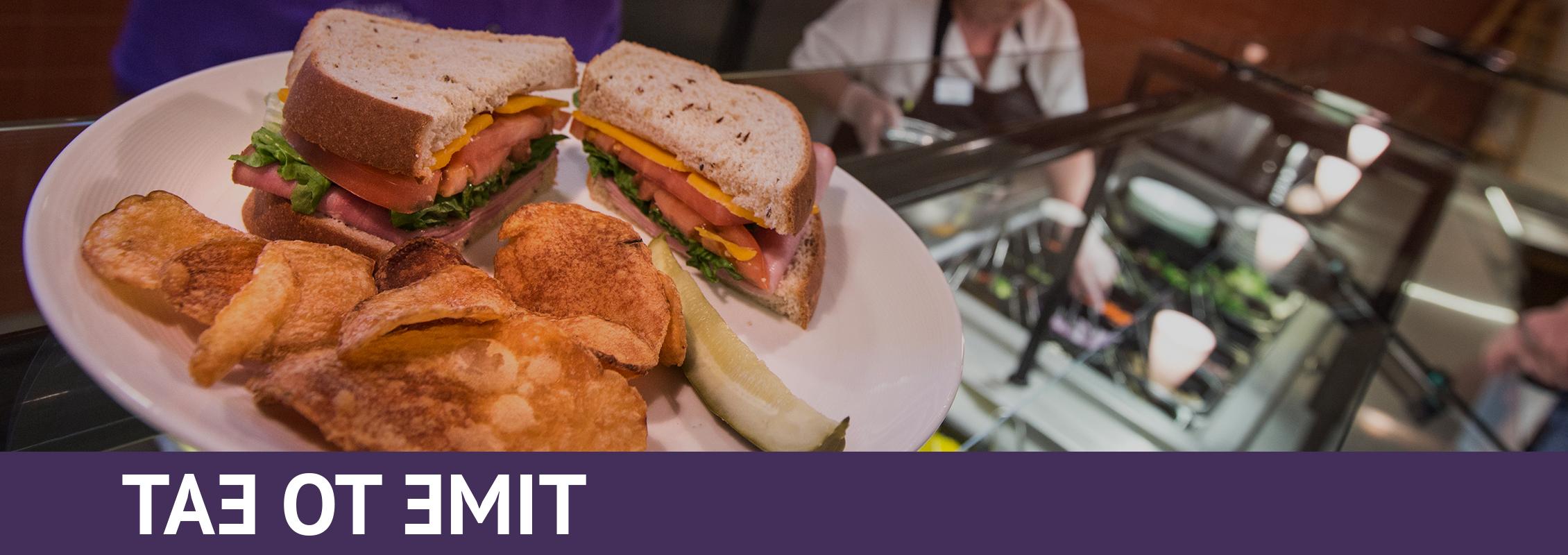 用餐时间:一个沙拉吧和一个装有三明治、薯片和泡菜的盘子 